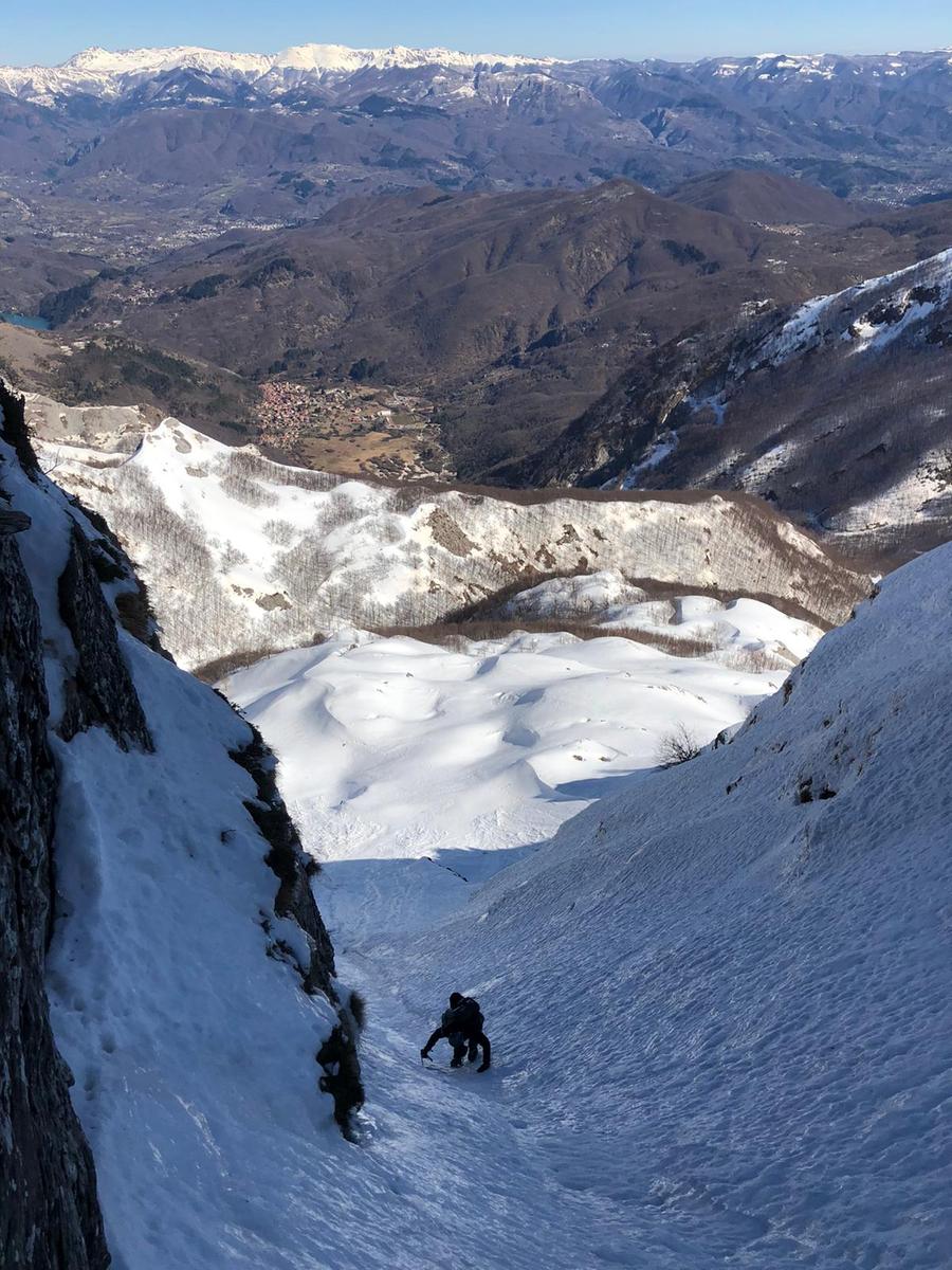 Canale Ceragioli e discesa per il canale Cambron alla cima nord del Monte Cavallo