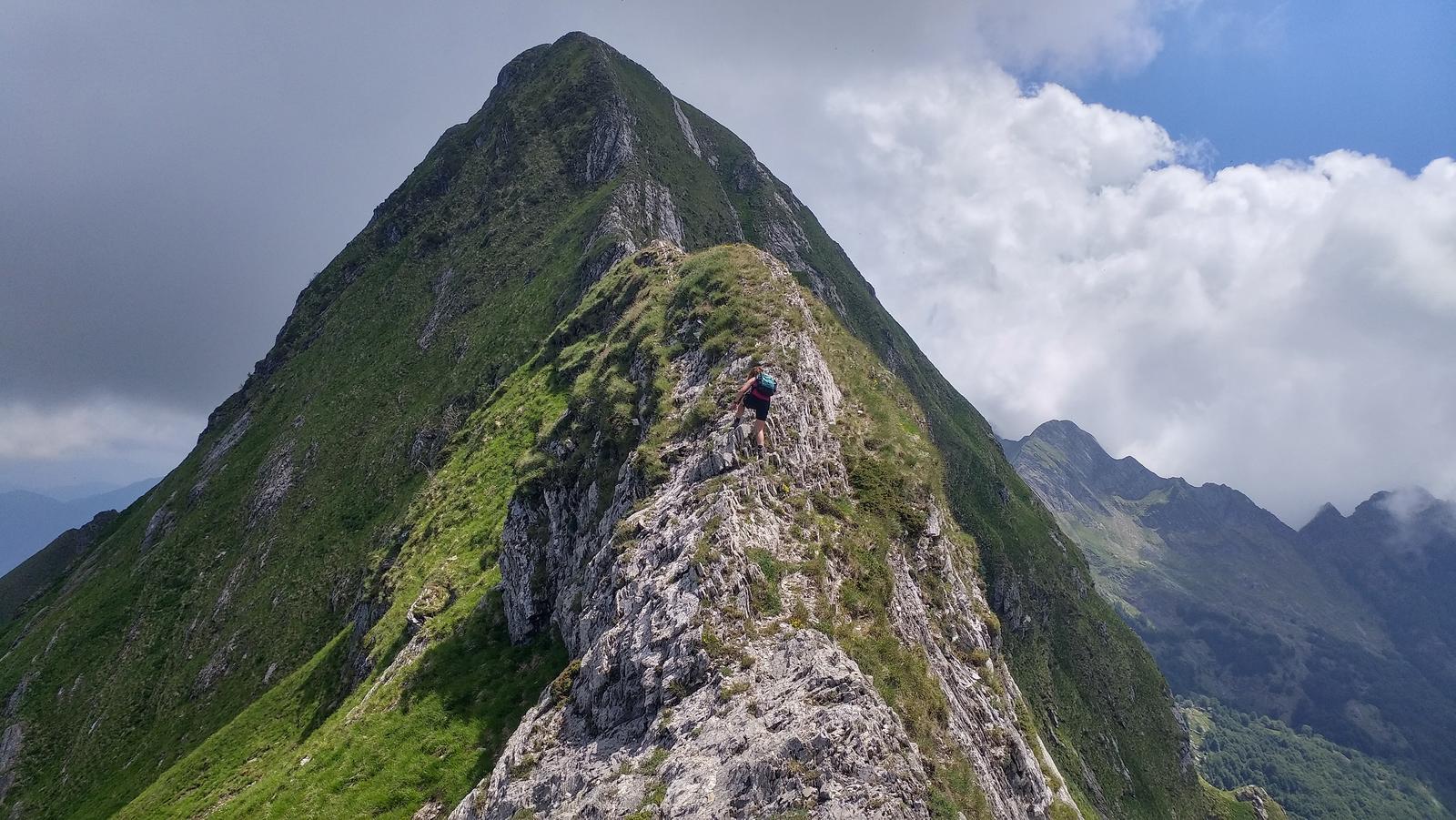 anello del Monte Pisanino dalla Begola Bianca e discesa per Rio Sambuco